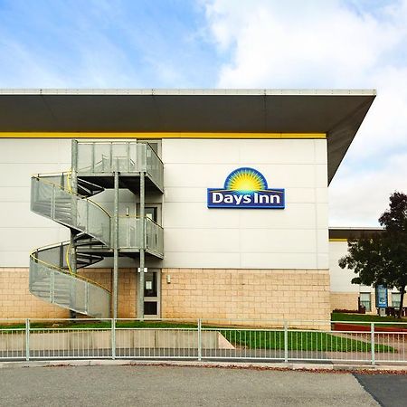 Days Inn Hotel Лестър Екстериор снимка