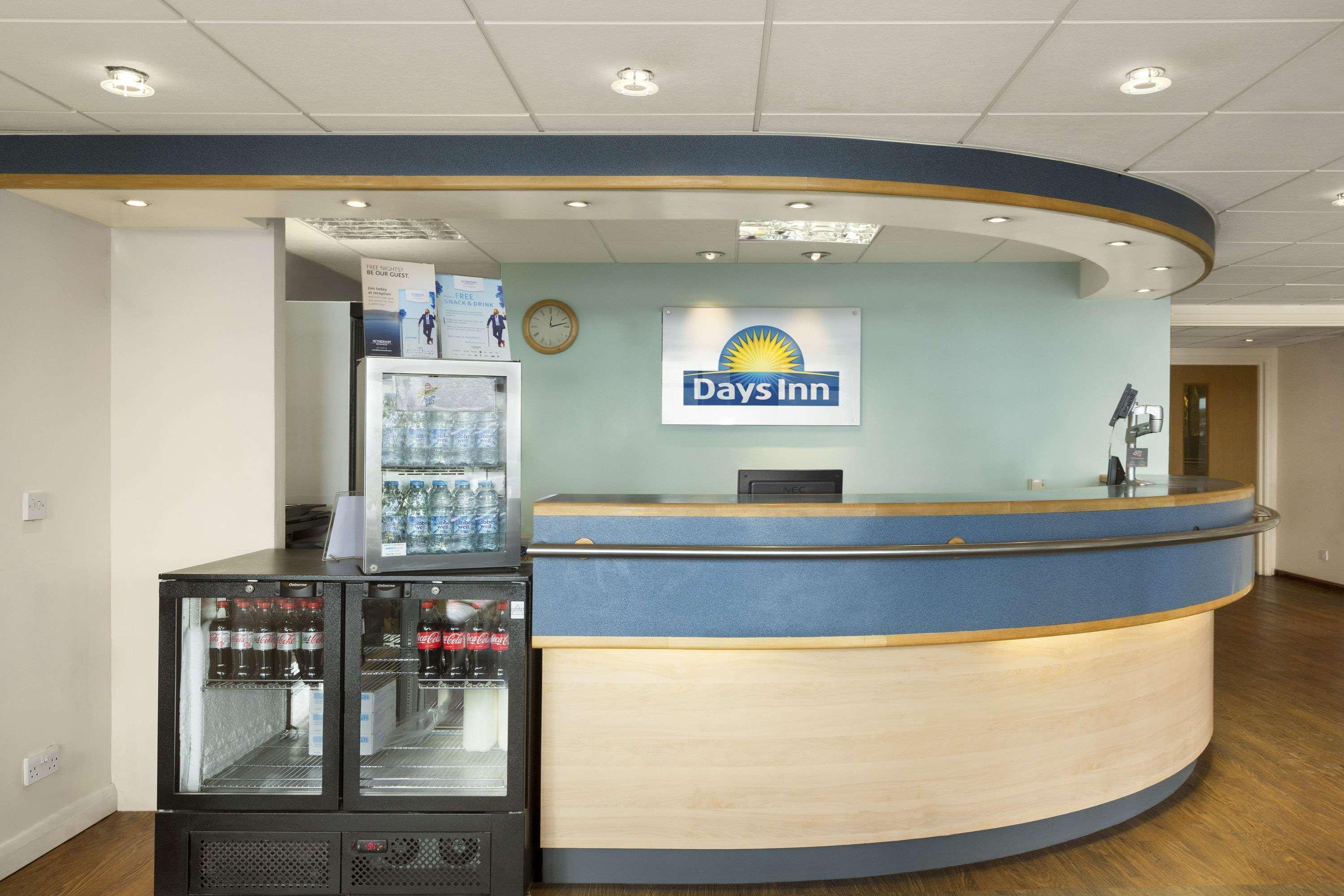 Days Inn Hotel Лестър Екстериор снимка